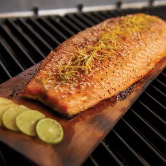 Deska cedrowa Broil King – niezwykły aromat i najzdrowsze rozwiązanie do grillowania potraw.