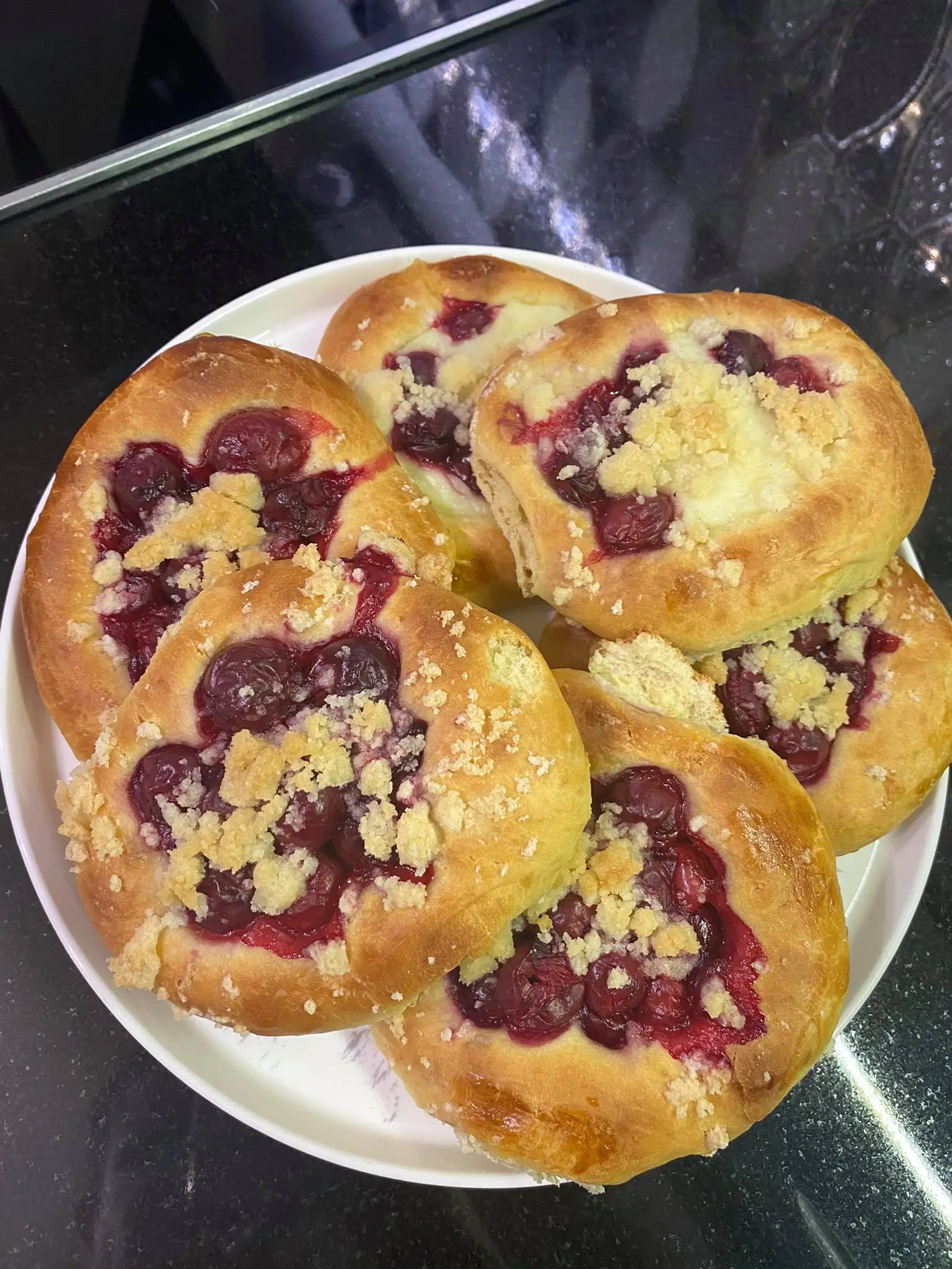 Drożdżówki z wiśniami wyczarowane w piekarniku Broil King