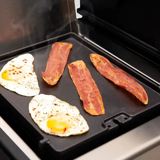 GRILL Broil King Z MULTIFUNKCYJNĄ PATELNIĄ ŻELIWNĄ W DUECIE.