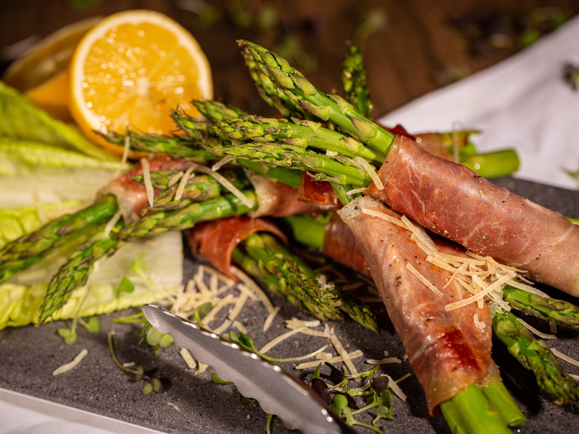 Szparagi zawijane w szynce prosciutto z grilla gazowego Broil King
